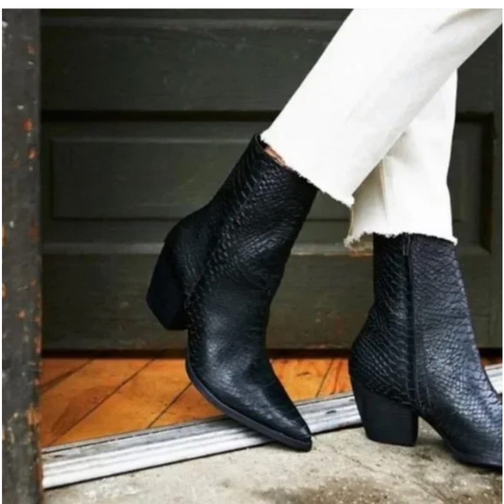 Matisse Caty Black Leather Snakeskin Boots Size 9
